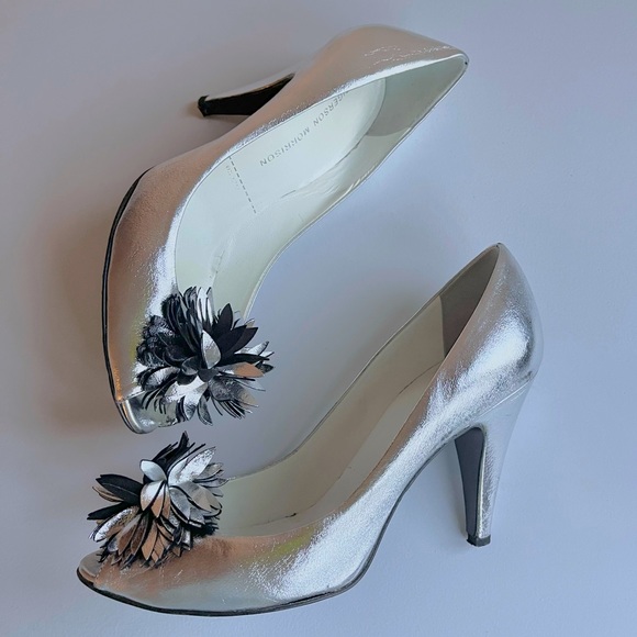 SIGERSON MORRISON | METALLIC SILVER PEEP TOE HEELED SANDAL - Picture 2 of 8